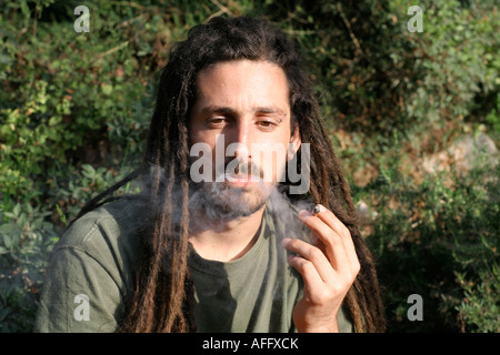 Hippy di preparare il rotolamento e fumare marijuana comune serie di foto Foto Stock