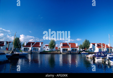 Marina Oolderhuuske resort con case galleggianti costruito su calcestruzzo galleggianti di Roermond Europa Paesi Bassi Foto Stock