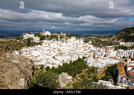 Vista della città bianca di casares Malaga Costa del Sole Andalusia Spagna Foto Stock