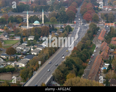 Vista sulla parte di Tilburg Paesi Bassi con una nuova costruzione moschea con due alti minareti Foto Stock