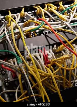 Un paio di router in un armadio di patch con i lotti e lotti di cavi nel groviglio di filo Foto Stock