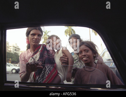 Una famiglia homless a mendicare per le strade di Mumbai India Foto Stock