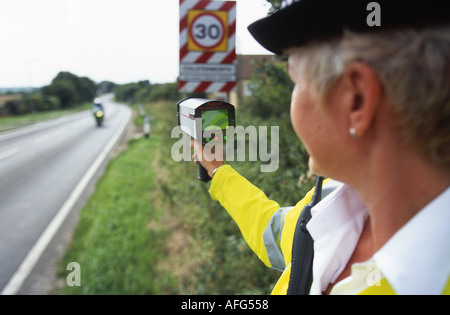 Una donna di polizia raodside con una mano fotocamera velocità NEL REGNO UNITO Foto Stock