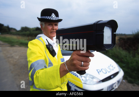 Una donna di polizia strada con una mano fotocamera velocità NEL REGNO UNITO Foto Stock