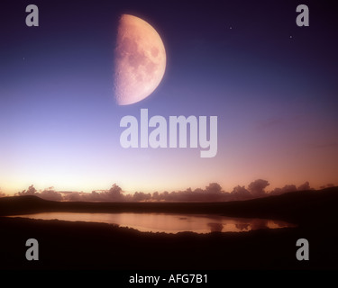 GB - Scozia: Luna sul Loch Inchard nelle Highlands Foto Stock