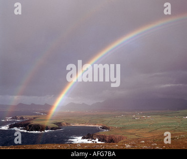 IE - CO. KERRY: Arcobaleno sopra la baia Ballyferriter sulla penisola di Dingle Foto Stock
