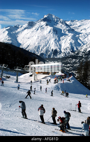 Gli sciatori in prossimità della stazione di sollevamento a Val Cenis Francia Foto Stock