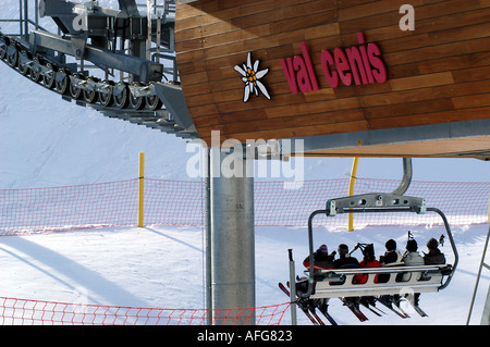 Sei persona seggiovia, Val Cenis, Francia in inverno Foto Stock