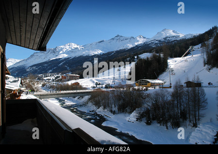 Guardando verso il fiume Arc a Val Cenis, Francia in inverno Foto Stock