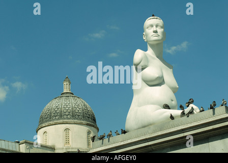 Scultura intitolata Alison riunitore incinta sul quarto plinto di Trafalgar Square, Londra dall'artista Marc Quinn Foto Stock