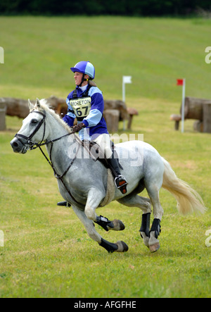 Cavallo e cavaliere a pieno galoppo durante un giorno di eventing concorrenza a Moreton in Dorset Regno Unito Regno Unito Foto Stock