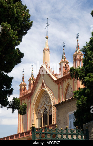 Il recentemente restaurato all'esterno della chiesa del convento francescano a Cimiez a Nizza sulla costa azzurra Francia Foto Stock