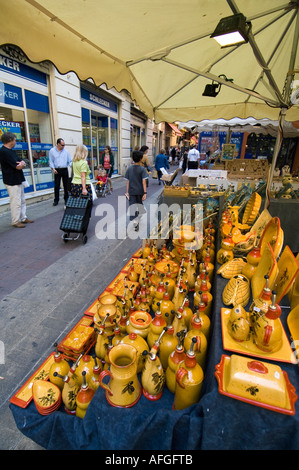 Uno stallo di ceramica tutti di un colore e stile nella città vecchia di Nizza sulla costa azzurra Francia Foto Stock