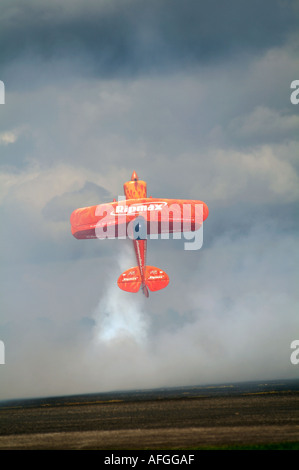 Radio Controlled stunt piano esecuzione di un display di acrobazia aerea loop il loop stall aereo ad elica di fumo piatto fisica spin win Foto Stock