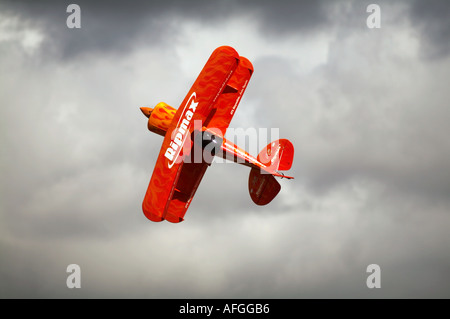 Radio Controlled stunt piano esecuzione di un display di acrobazia aerea loop il loop stall aereo ad elica di fumo piatto fisica spin win Foto Stock