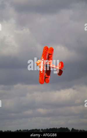 Radio Controlled stunt piano esecuzione di un display di acrobazia aerea loop il loop stall aereo ad elica di fumo piatto fisica spin win Foto Stock