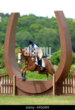 Cavaliere a cavallo salta un recinto durante un giorno di eventing concorrenza a Moreton in Dorset Regno Unito Regno Unito Foto Stock