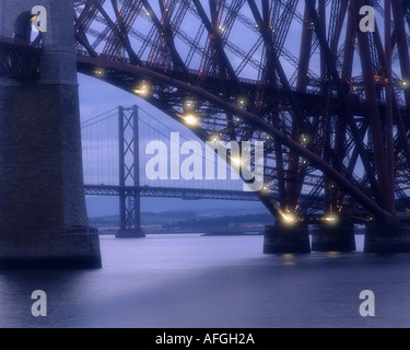GB - Scozia: Forth Rail e ponti stradali di notte Foto Stock