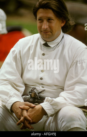 La guerra rivoluzionaria americana reenactors preparare per la simulazione di combattimento a Edward mano piantagione di Rockford museo Lancaster, PA. Foto Stock