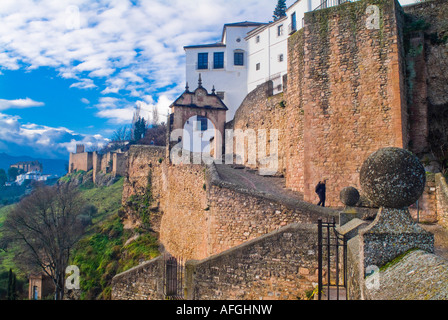 Arco di Filippo V ponte romano e il camminamento di ronda Spagna Foto Stock