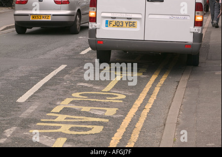 Un furgone bianco parcheggiato illegalmente sulle doppie linee gialle in Ambleside Lake District Foto Stock