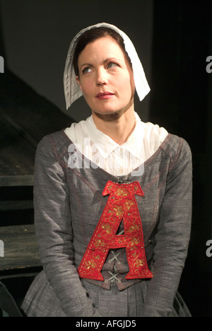 Elizabeth McGovern giocando Hester nella Lettera Scarlatta di Phyllis Nagy Chichester Festival Theatre, Sussex, Regno Unito. Agosto 2005. Foto Stock