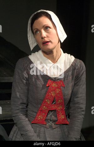 Elizabeth McGovern giocando Hester nella lettera scarlatta, di Phyllis Nagy, Chichester Festival Theatre, Sussex, Regno Unito, Agosto 2005. Foto Stock