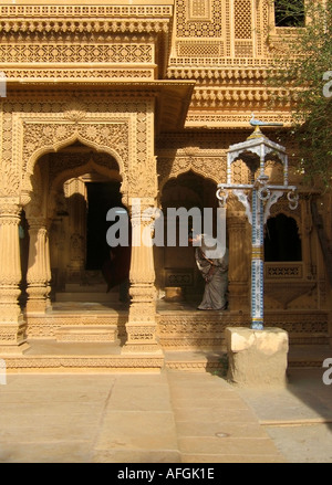 Favoloso illustrazione nel tempio Jain di Amar Sagar vicino la città dorata di Jaisalmer nel deserto del Thar in Rajasthan in India Foto Stock