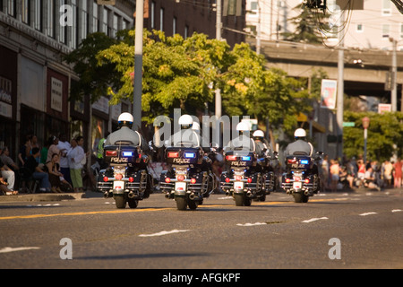 Polizia moto patrol praticare equitazione team mostra durante il Quartiere Internazionale Seafair parade Seattle Washington STATI UNITI D'AMERICA Foto Stock