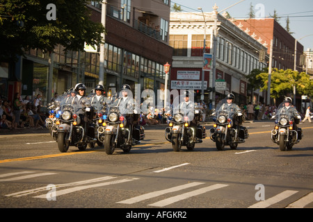 Polizia moto patrol praticare equitazione team mostra durante il Quartiere Internazionale Seafair parade Seattle Washington STATI UNITI D'AMERICA Foto Stock