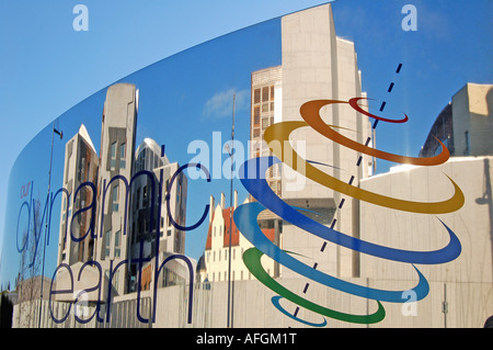 La riflessione del parlamento scozzese di Dynamic Earth segno, Edimburgo Foto Stock