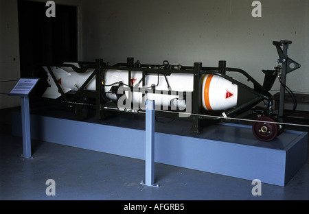 Un noi177un paracadute ritardata in caduta libera arma nucleare sul display a Orfordness, Suffolk tali armi sono state testate durante gli anni sessanta Foto Stock