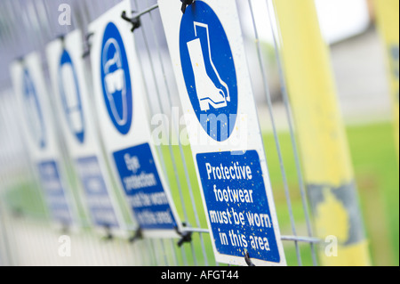 Sicurezza personale si devono indossare calzature protettive Foto Stock