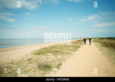 Walkers a Snettisham Beach, Norfolk, Inghilterra Foto Stock