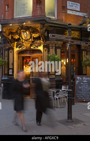 Pub londinese nr Covent Garden nel West End di Londra REGNO UNITO Foto Stock