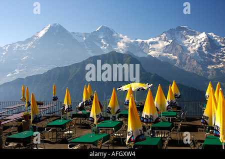 Vista sul Monte Eiger, Mönch e Jungfrau dalla terrazza del ristorante Schynigge Platte Berner Oberland svizzera Foto Stock