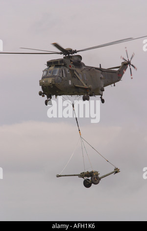 Royal Navy Sea King HC4 Commando trasporto truppa assualt elicottero con luce underslung pistola di artiglieria Foto Stock