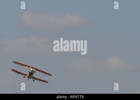 Il Pitts S2 speciale è una piccola acrobazia acrobatico di precisione la concorrenza di volo aereo visto qui su approccio finale a terra Foto Stock