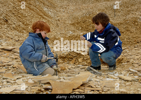 Eichstaett Eichstaett nel Altmuehltal Altmuehltal Alta Baviera Germania i bambini sono la raccolta e la ricerca di fossili in Foto Stock