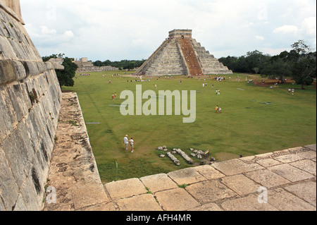 I visitatori a Piramide di Kukulcan a Chichen Itza Yucatan Messico Foto Stock