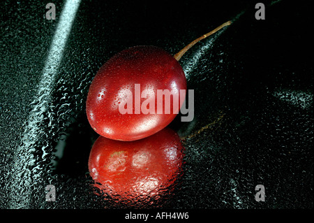 Frutto rosso su sfondo nero Foto Stock