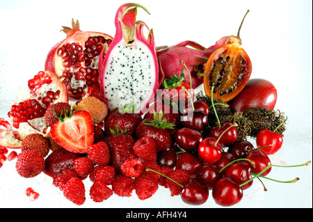Un assortimento di frutta rossa su sfondo bianco Foto Stock