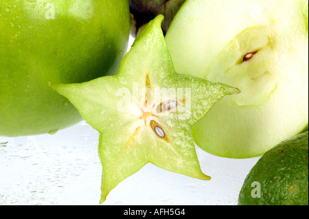Un assortimento di frutta verde su sfondo bianco Foto Stock