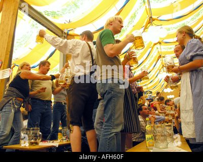 Europa Germania Monaco di Baviera - Festa della birra Oktoberfest la gente ballare e bere in tenda hall e feste. Foto Stock