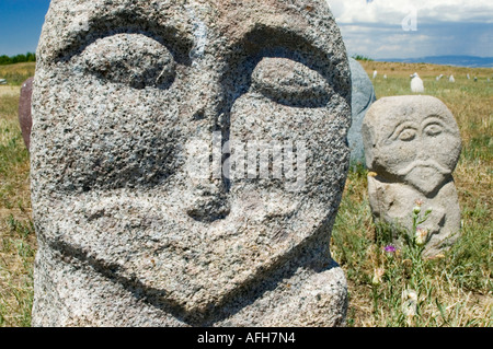 Storica pietra tomba, balbal, in Balasagun, Silk Road, Kirghizistan Foto Stock