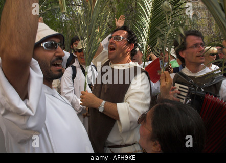 Israele Gerusalemme Sainte Anne Chiesa la Domenica delle Palme processione cattolica del gruppo di giovani sacerdoti francesi tenendo foglie di palmo e singin Foto Stock