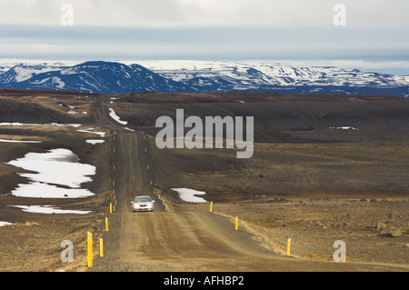 Una vettura in Holassandur strada di ghiaia da myvatn a husavik route 87 vicino al Lago Myvatn Reykjahlid Nord Islanda EU Europe Foto Stock