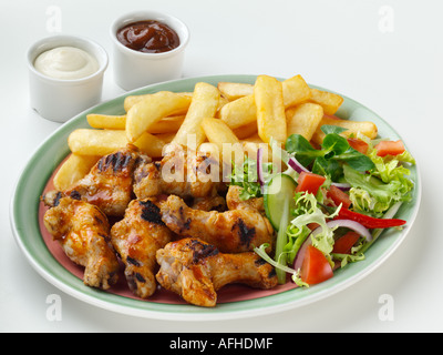 Ali di pollo fritte ed insalata Foto Stock