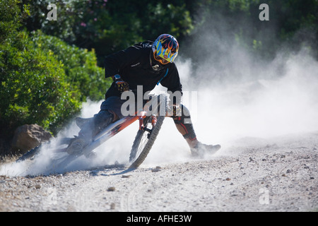 Extreme Mountain Biker slittamenti la sua bici Foto Stock