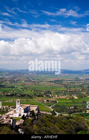 Basilica di San Francesco e il panorama circostante di campagna in Umbria Assisi Italia Europa UE Foto Stock